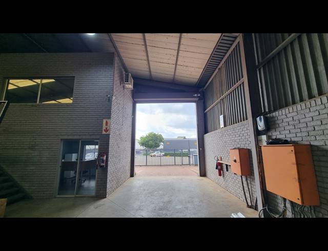 700M² WAREHOUSE FOR SALE IN JET PARK